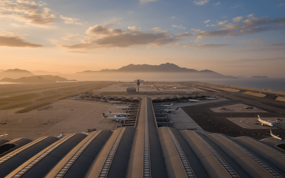 Toàn cảnh sân bay Hồng Kiều với khu vực đường băng và sân đỗ có sức chứa lớn